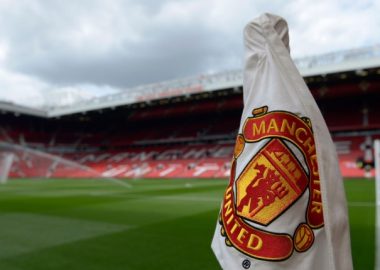 Bendera sudut lapangan dengan logo Manchester United di Old Trafford, markas klub yang merekrut tujuh pemain pada musim panas 2015.