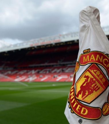 Bendera sudut lapangan dengan logo Manchester United di Old Trafford, markas klub yang merekrut tujuh pemain pada musim panas 2015.