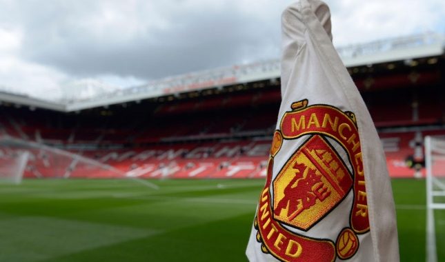 Bendera sudut lapangan dengan logo Manchester United di Old Trafford, markas klub yang merekrut tujuh pemain pada musim panas 2015.