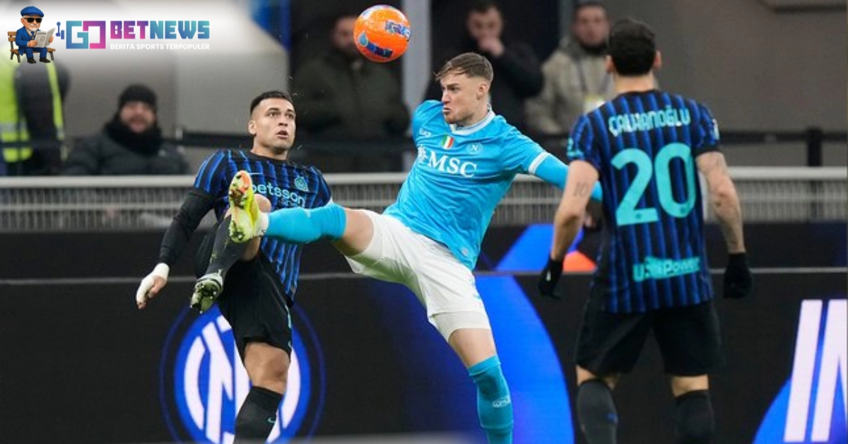 Kaki terangkat tinggi, bola jadi rebutan — intensitas tinggi tanpa kompromi di laga panas ini.